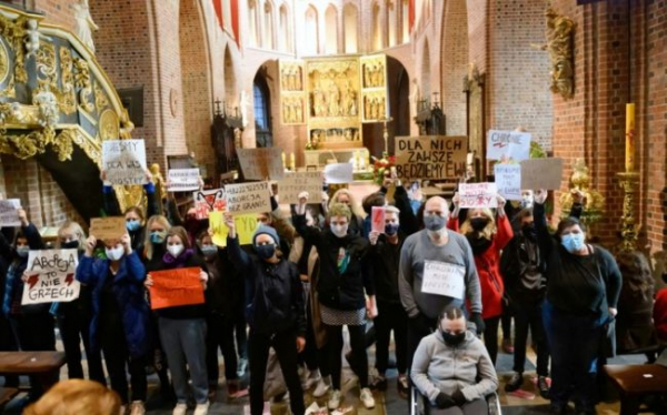 «Дуда, убирайся!» и святотатство в костёлах: Польша превращается в майдан