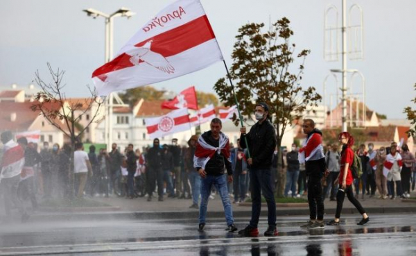 В Минске силовики бьют по протестующим из водомётов и ловят журналистов