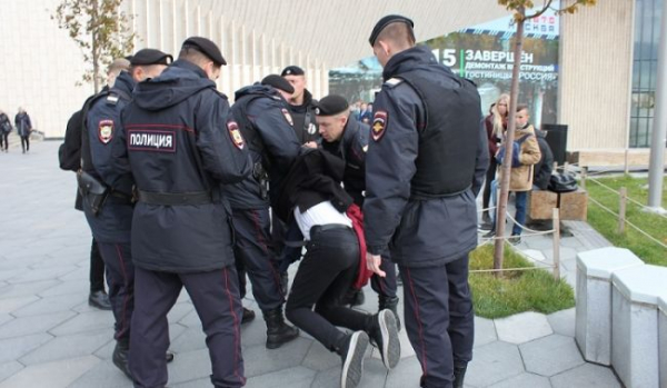 В Москве дагестанец напал на полицейских у здания столичного ГУ МВД